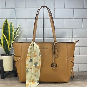 4327 NWT Michael Kors Camel Leather Tote with Floral Scarf 1204327